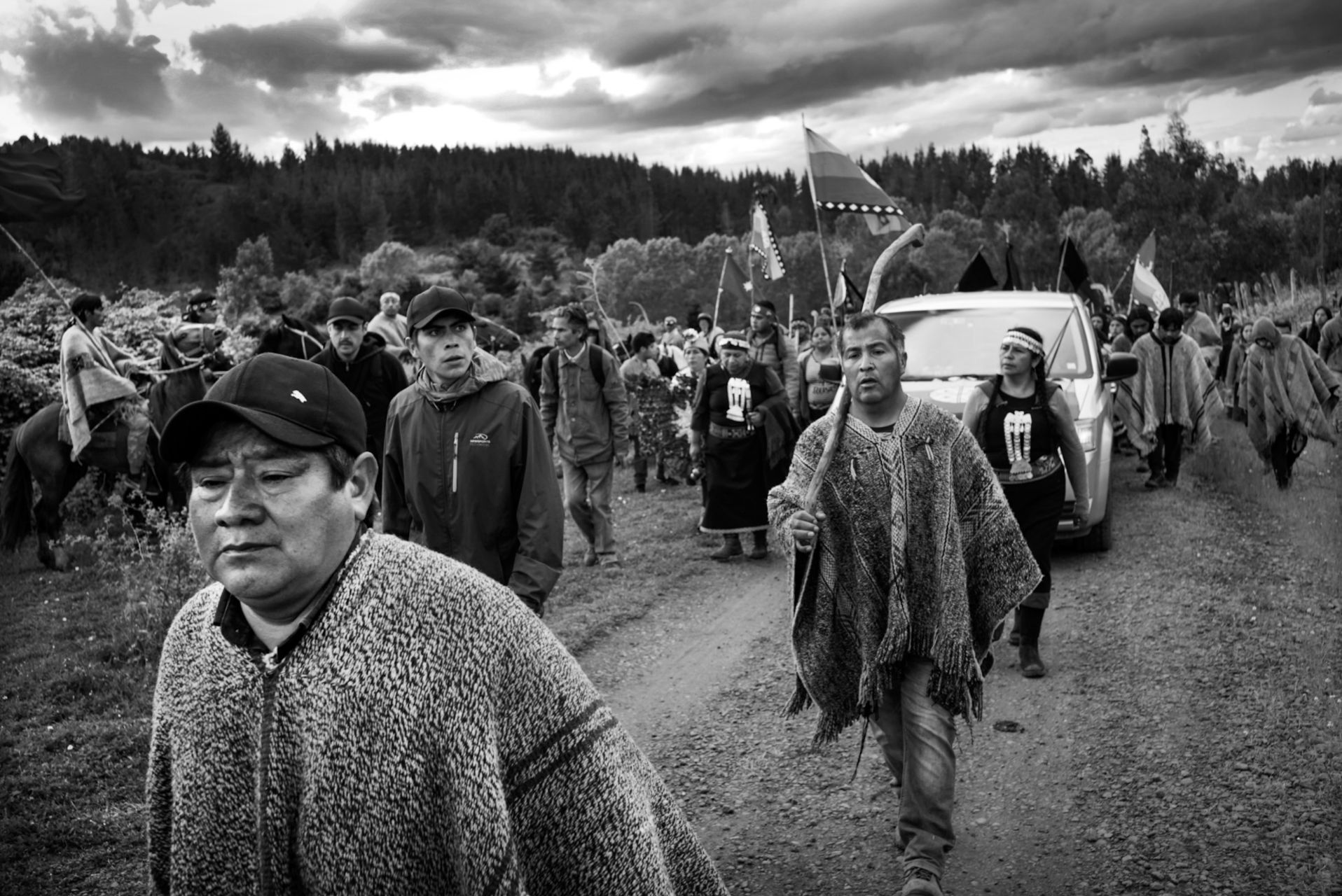 Marcelo Catrillanca, encabezando el funeral de su hijo Camilo, rumbo al cementerio.
El joven mapuche de 24 años fue asesinado el pasado miércoles 14 de noviembre por el Comando Jungla de Carabineros en Temucuicui, Ercilla, IX Región, Chile.
Foto: Pablo Piovano