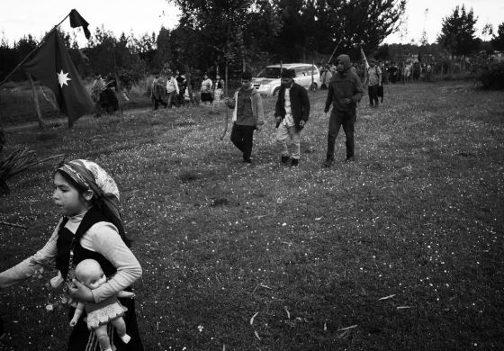 Una nia mapuche y su mueca, durante el funeral de Camilo Catrillanca, asesinado por la espalda por el