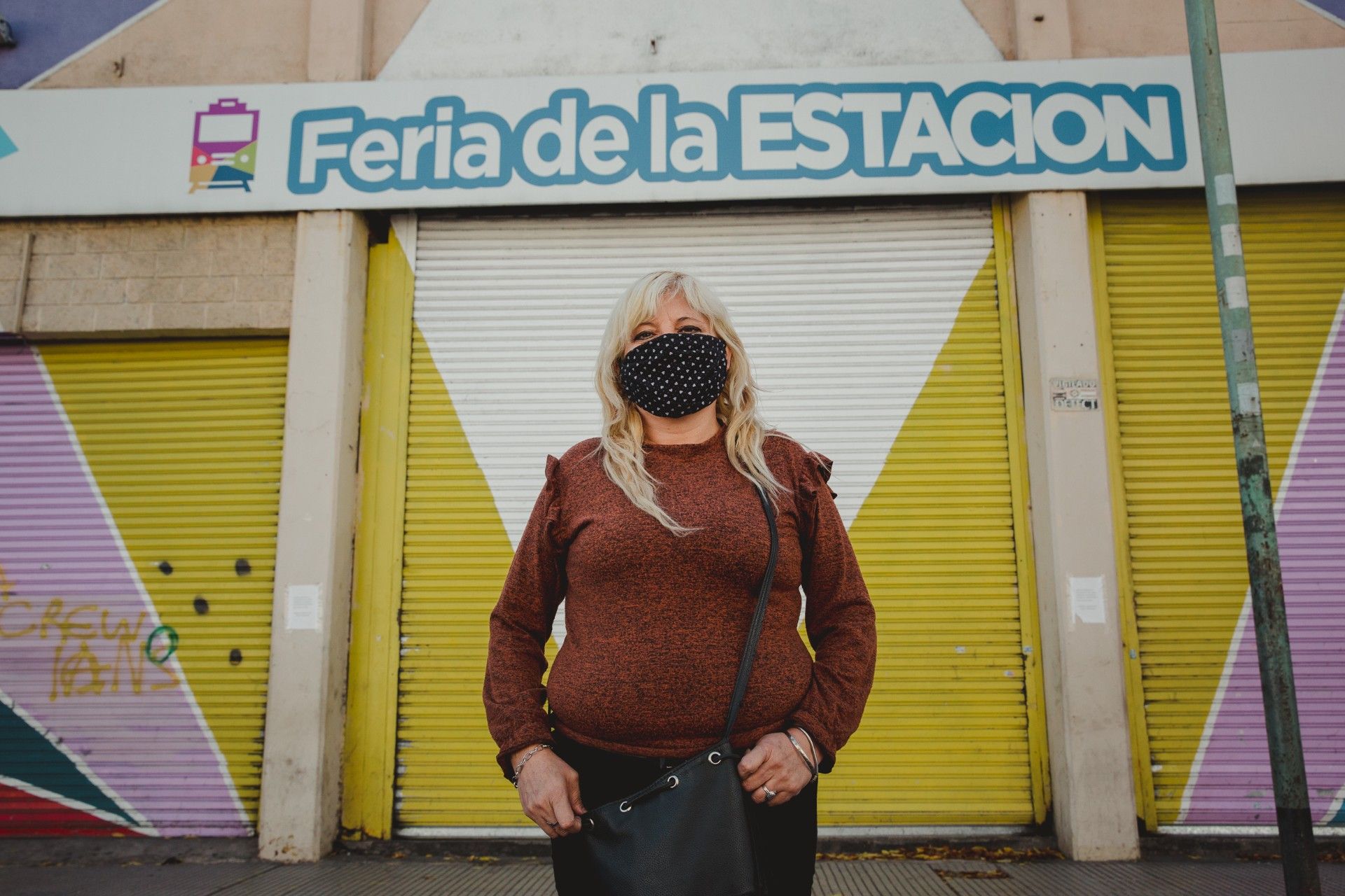 Nora en la puerta del predio de la calle Perón