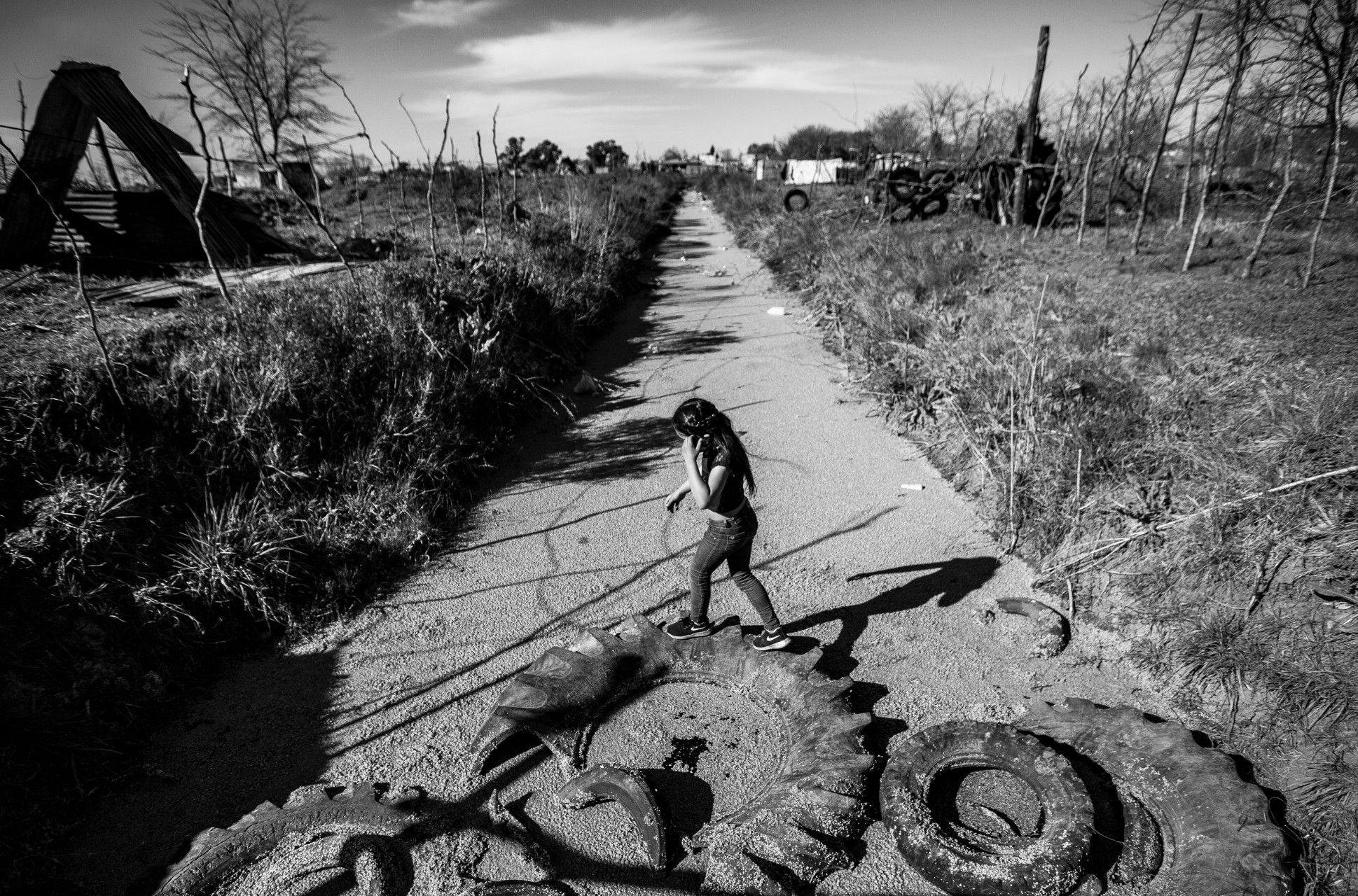 El arroyo que cruza uno de los barrios de la toma de Guernica. 