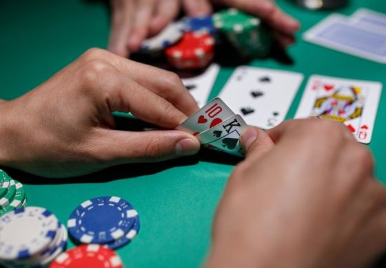 Cómo convertirse en un jugador de póker profesional 