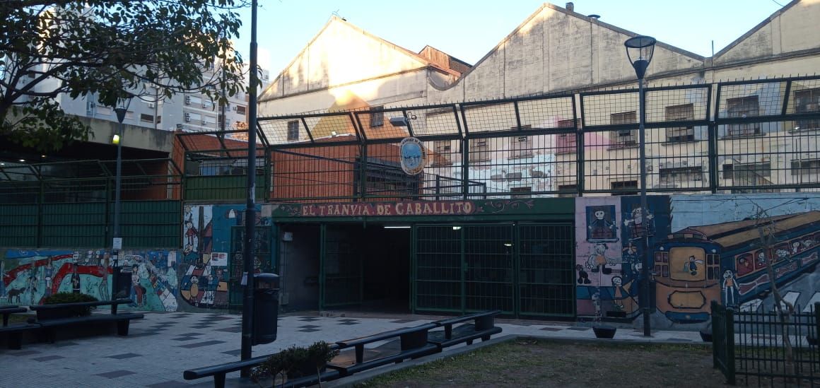 El Tranvía de Caballito, el jardín de gestión estatal en Del Barco Centenera y Bonifacio. Al lado, la escuela primaria OEA. Detrás, los galpones del subte.