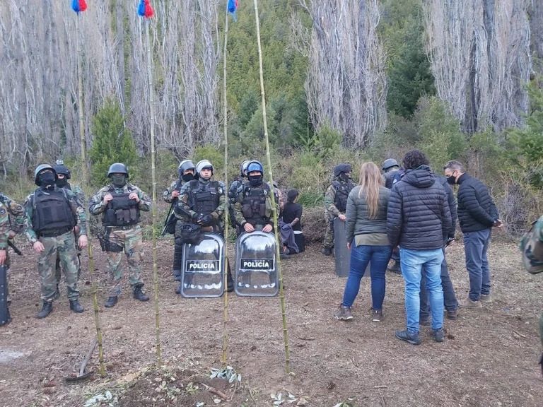 La militarización de los territorios en conflicto es recurrente en Río Negro.