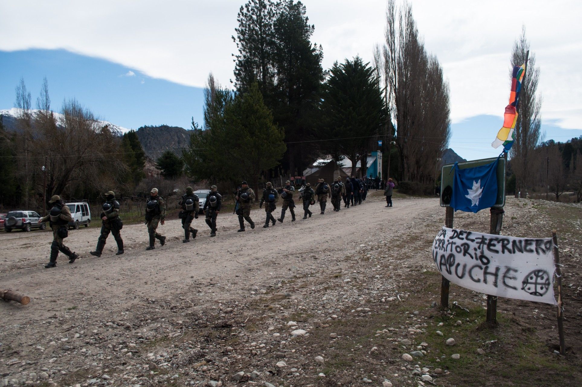 Despliegue policial en las inmediaciones de Lof Quemquemtrew, en Cuesta del Ternero. (Crédito: Denali DeGraf)