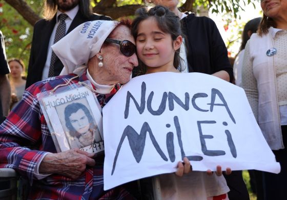 La madre Elia Espen, junto a una ni�a en la ronda de los jueves en Plaza de Mayo, a d�as del ballotage. 

Foto: Rodrigo Ruiz