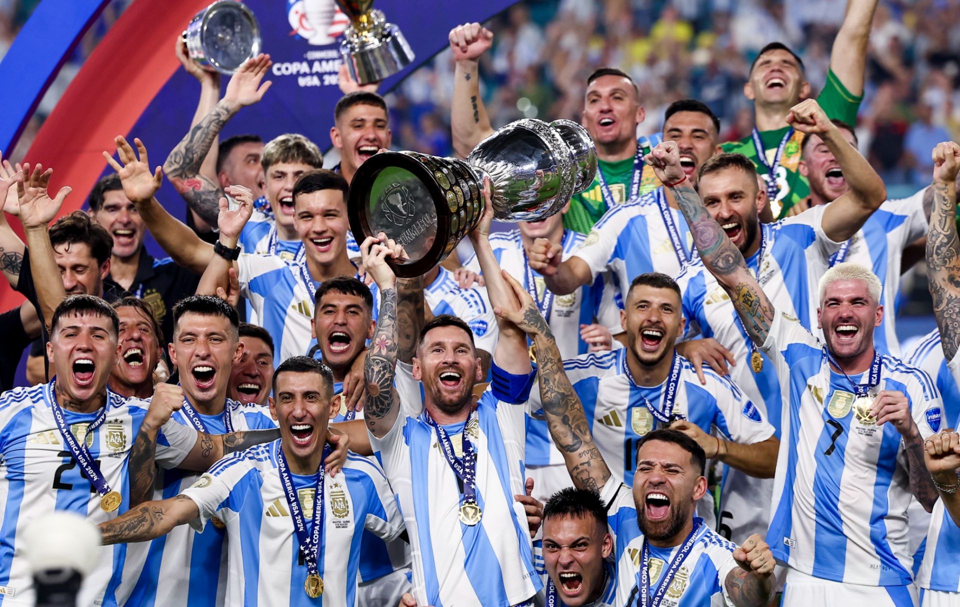 Agustín Marcarian (Estados Unidos, julio 2024). La selección argentina festeja junto a sus compañeros después de haberse consagrado campeones de la Copa América.